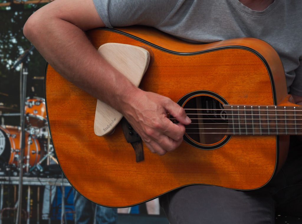 SteadyGroover on folk guitar